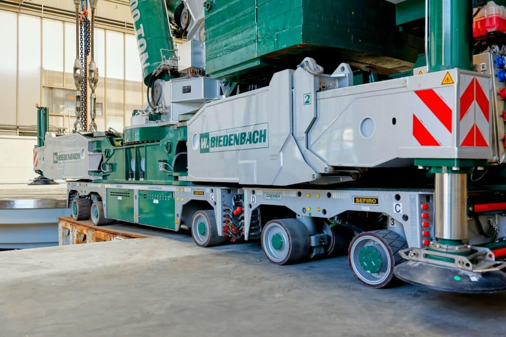 Using a self-propelled carrier, the HS 850 from ematec can be positioned with pinpoint accuracy. Photo: Ingo Jensen/ematec