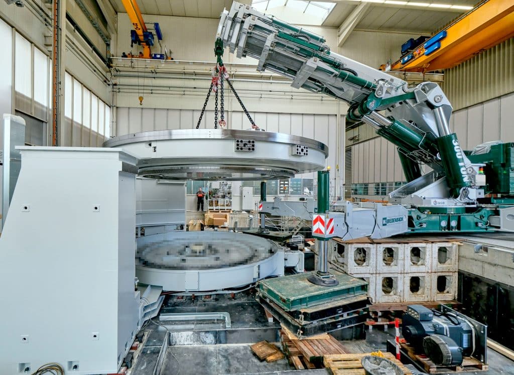 Precision work: With the HS 850 hybrid heavy-duty crane from ematec, machinery and system components weighing many tonnes can be positioned in production halls more safely and easily than ever before. Photo: Ingo Jensen/ematec
