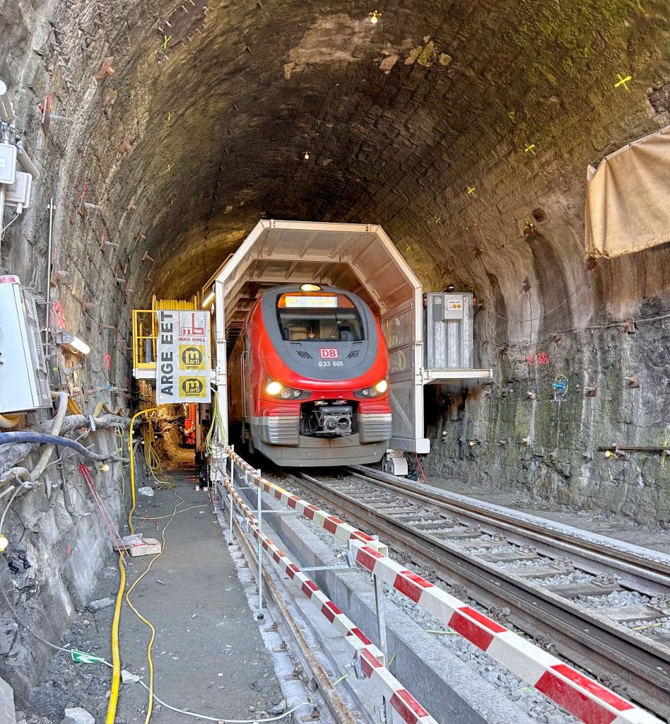 Durch das Tunnel-in-Tunnel-Verfahren können die Züge des Regional- und Fernverkehrs durch die Baustelle fahren. Foto: ARGE EET