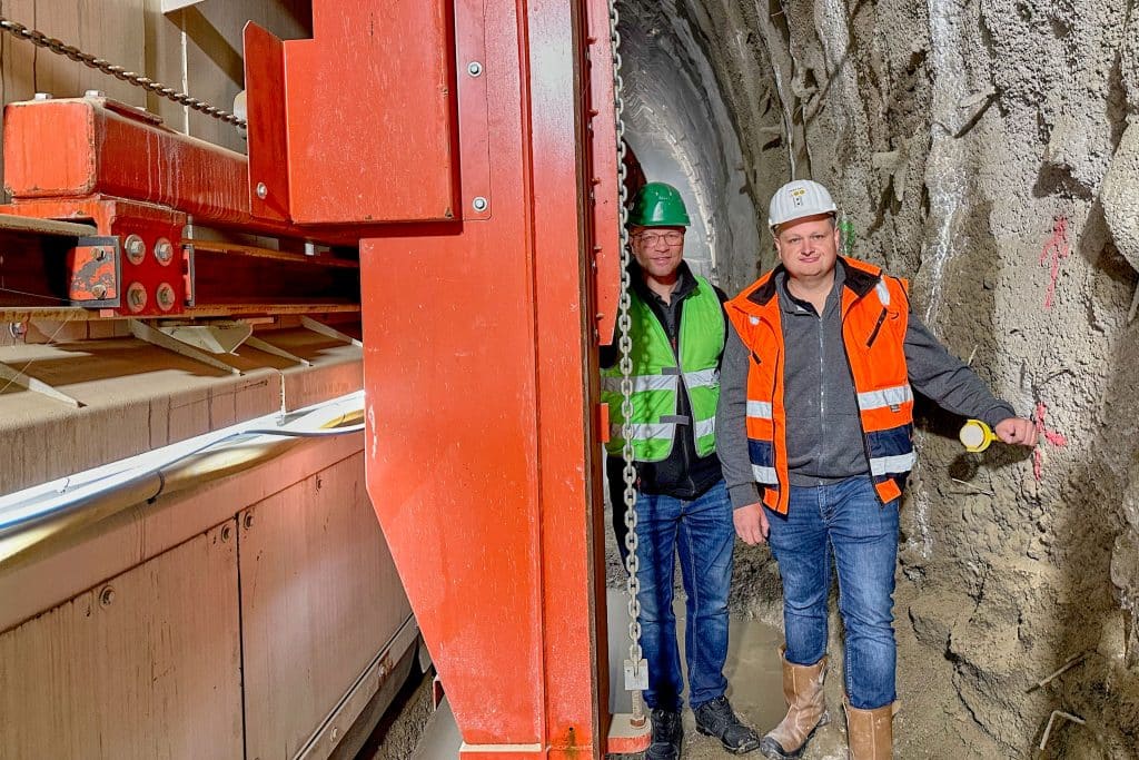 Freuen sich über den Projektfortschritt: Tobias Rathgeb von RUD (links) und Baustellenchef Erich Merkle von der ARGE EET. Foto: RUD