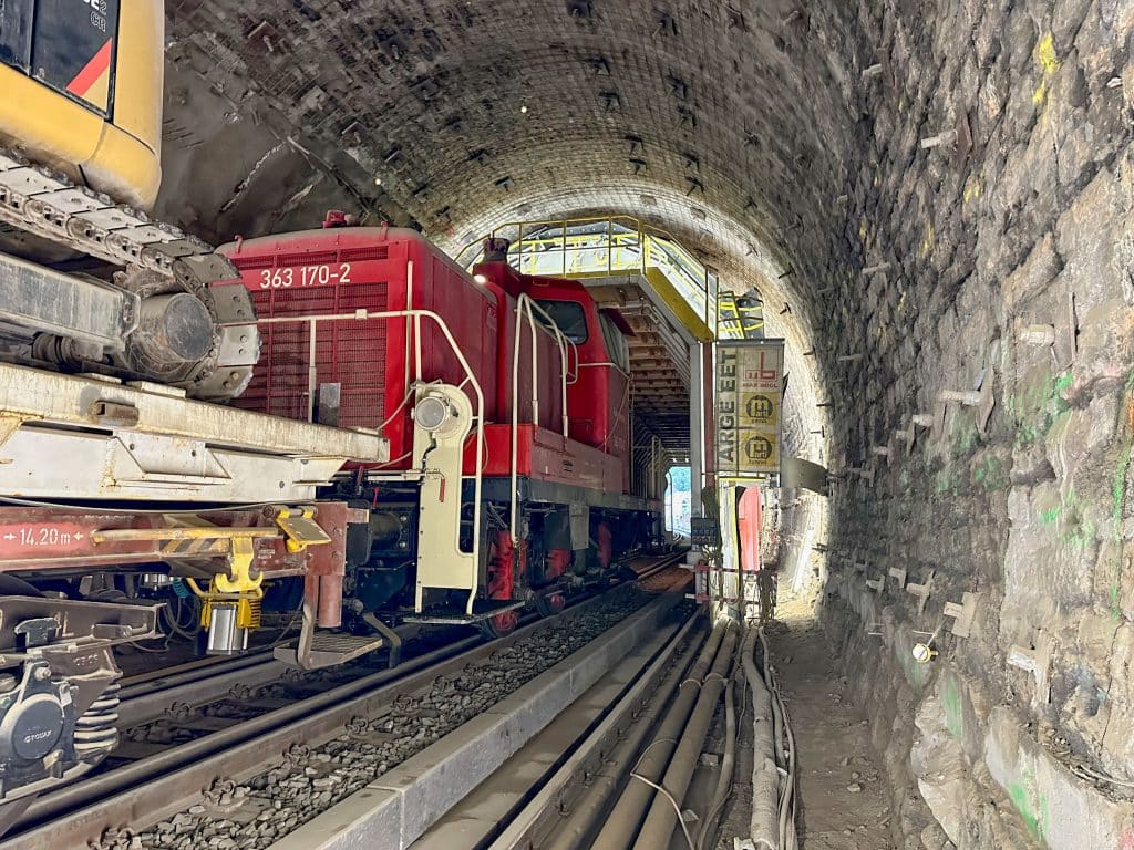 Nach dem Schnitt kommt der Bauzug, um das gelöste Material auszubrechen und abzutransportieren. Foto: RUD