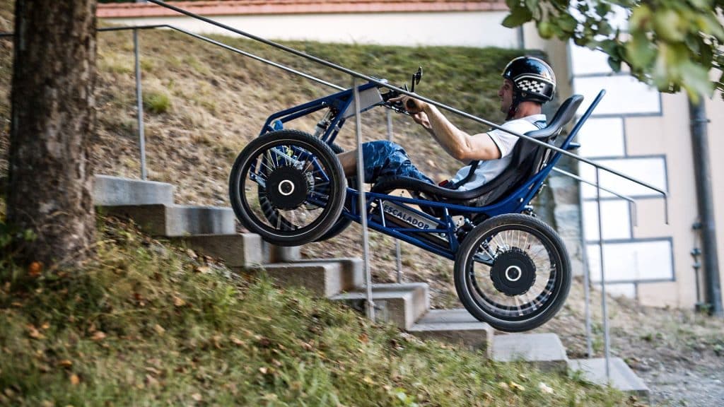 Martin Jochum zeigt’s: Mit dem Escalador sind Treppen keine Endstation mehr für Menschen mit Behinderung. Foto: Performance GmbH