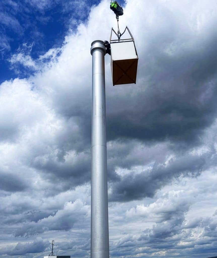 Mit Hilfe eines Krans wurde der Lüftungsturm der BerlinerLuft. Technik GmbH platziert. Foto: BerlinerLuft. Technik GmbH