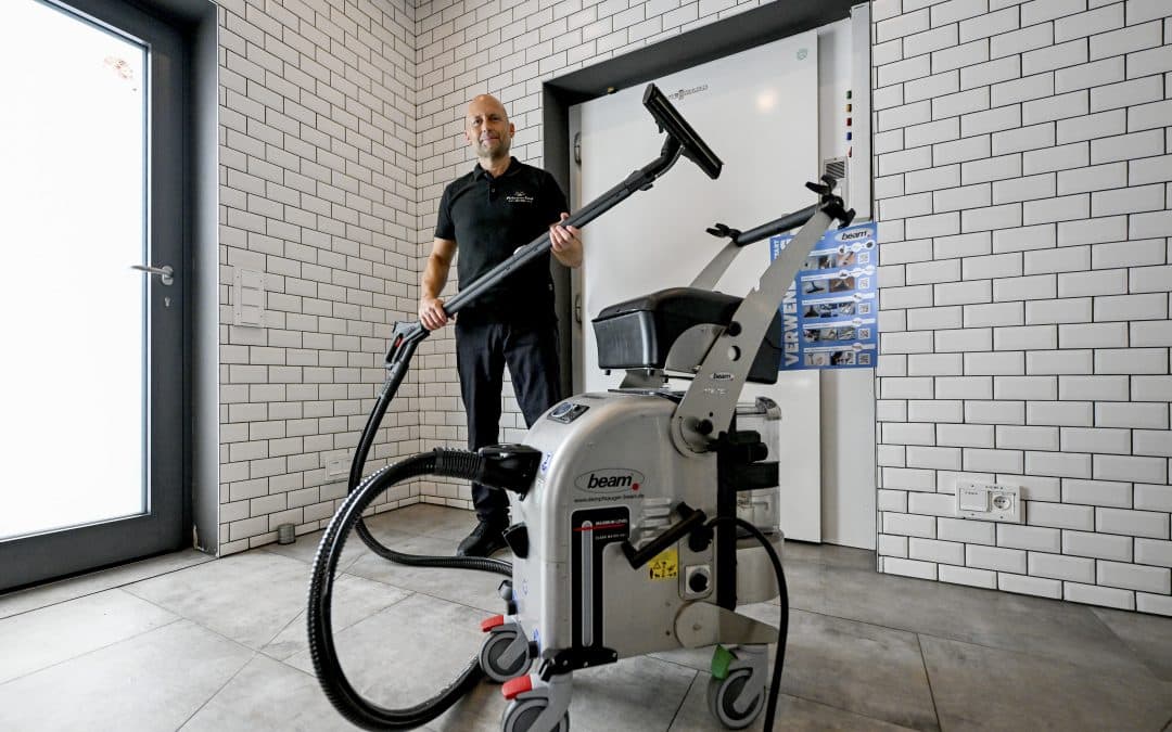 Der Livestyle-Metzger Jürgen David setzt beim Putzen auf den Dampfreiniger Blue Evolution XL+ mit integrierter Absaugung des bayerischen Familienunternehmens beam GmbH aus Altenstadt.