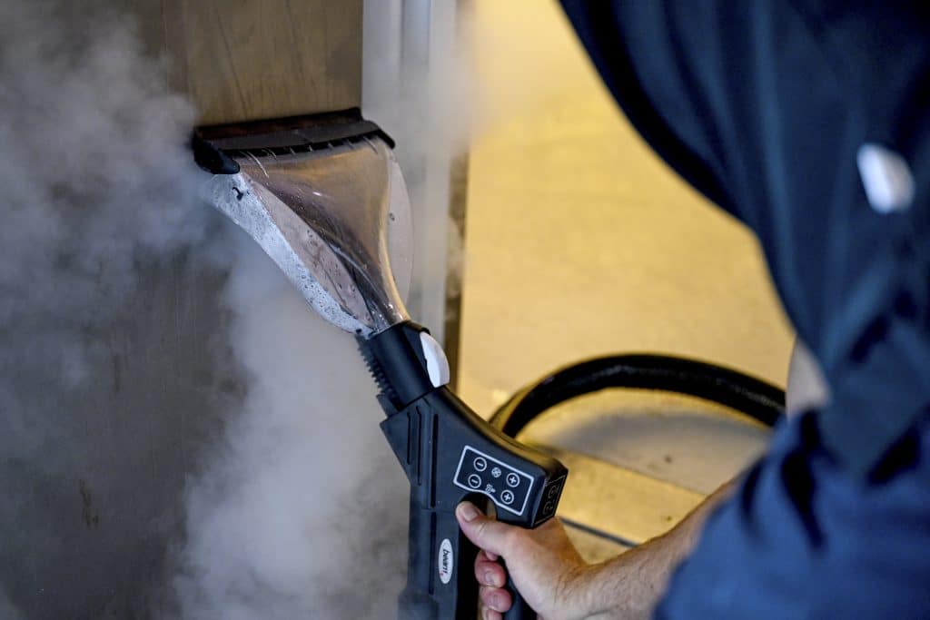 Der größte Vorteil eines Dampfreinigers mit integrierter Absaugung in einem Kühlhaus: Beim Reinigen bleibt alles eisfrei. 