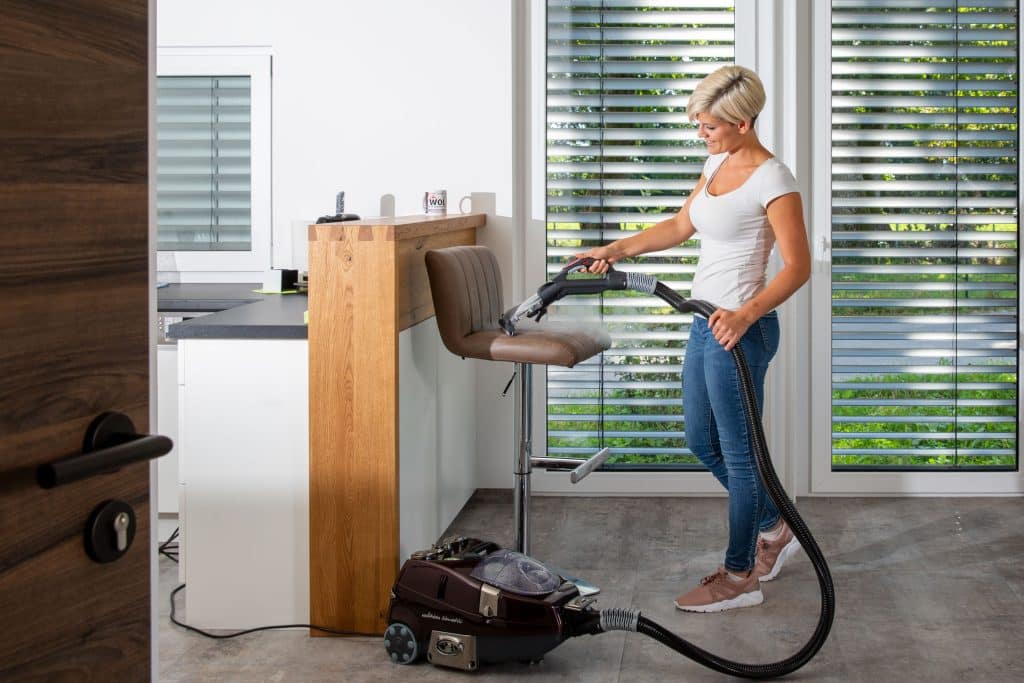 Minimaler Wasserverbrauch durch Reinigen mit Trockendampf im Haushalt. 