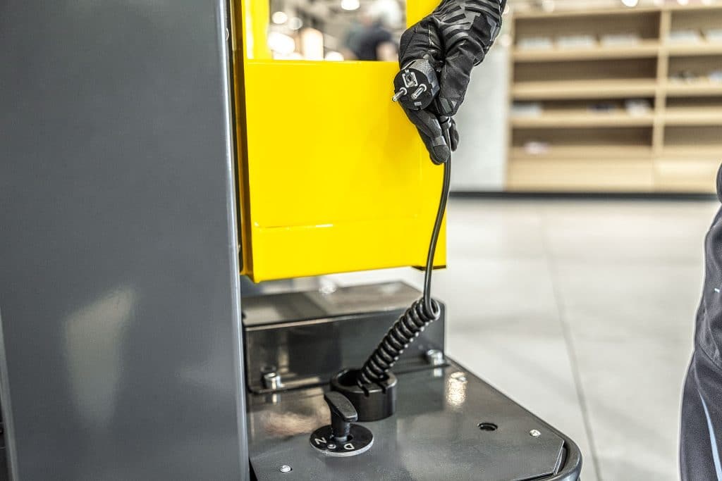 Im industriellen Umfeld ermöglicht der FlexxLift sicheres Arbeiten an hoch gelegenen Installationen und Anlagen. Foto: Munk Günzburger Steigtechnik