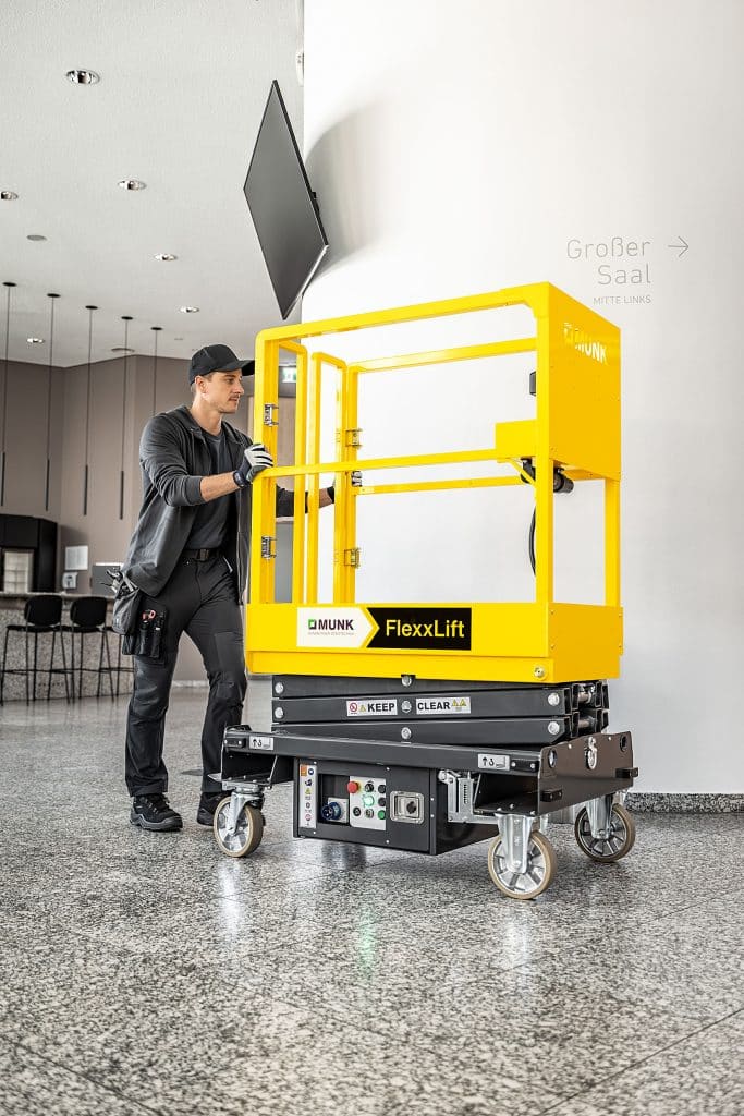 Auch für den Einsatz auf empfindlichen Böden wie Parkett oder Fliesen, zum Beispiel in Veranstatungssälen, sind die FlexxLifte der Munk Günzburger Steigtechnik bestens geeignet. Foto: Munk Günzburger Steigtechnik