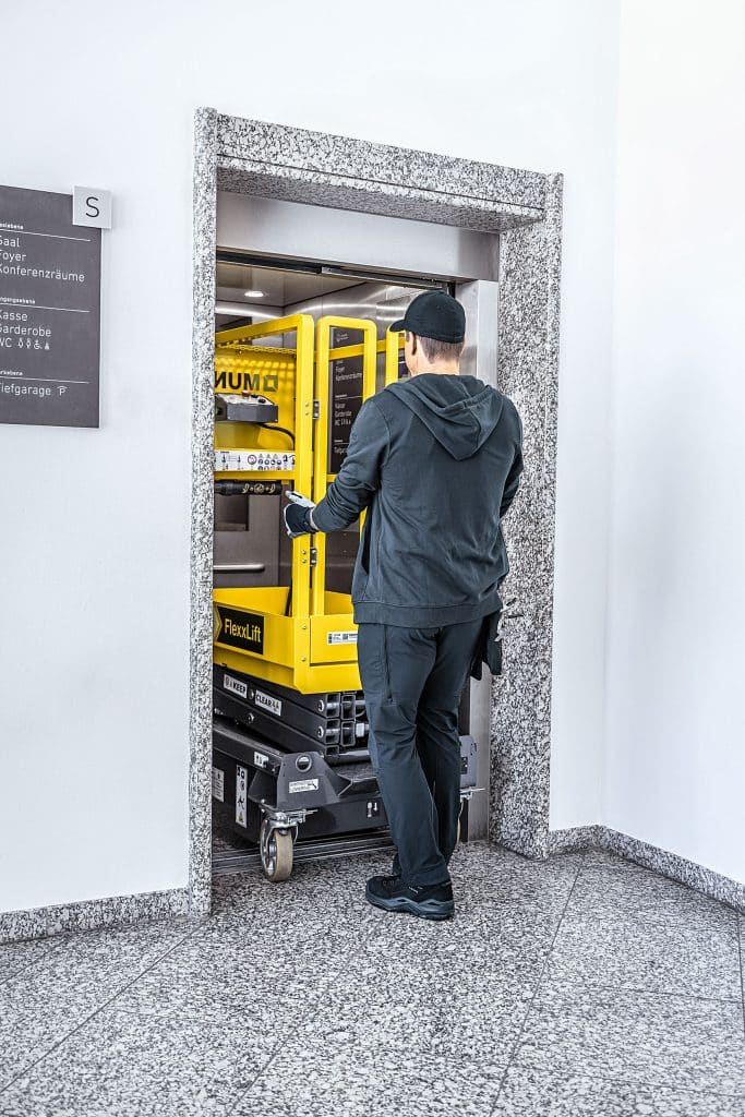 Der kompakte FlexxLift lässt sich auch in kleinen Aufzügen einsetzen und ermöglicht den Transport zu unterschiedlichen Einsatzorten im Gebäude. Foto: Munk Günzburger Steigtechnik
