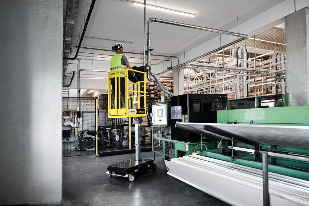 Den ML FlexxLift 4.0 MP können Anwender manuell verschieben und per Kurbel auf die gewünschte Arbeitshöhe bringen. Foto: Munk Günzburger Steigtechnik
