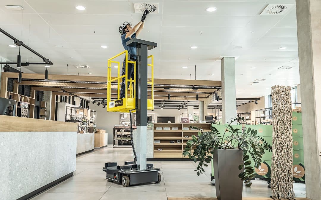 In der Höhe - auch an Raumdecken - lässt sich mit dem FlexxLift komfortabel, effizient und vor allem sicher arbeiten. Foto: Munk Günzburger Steigtechnik