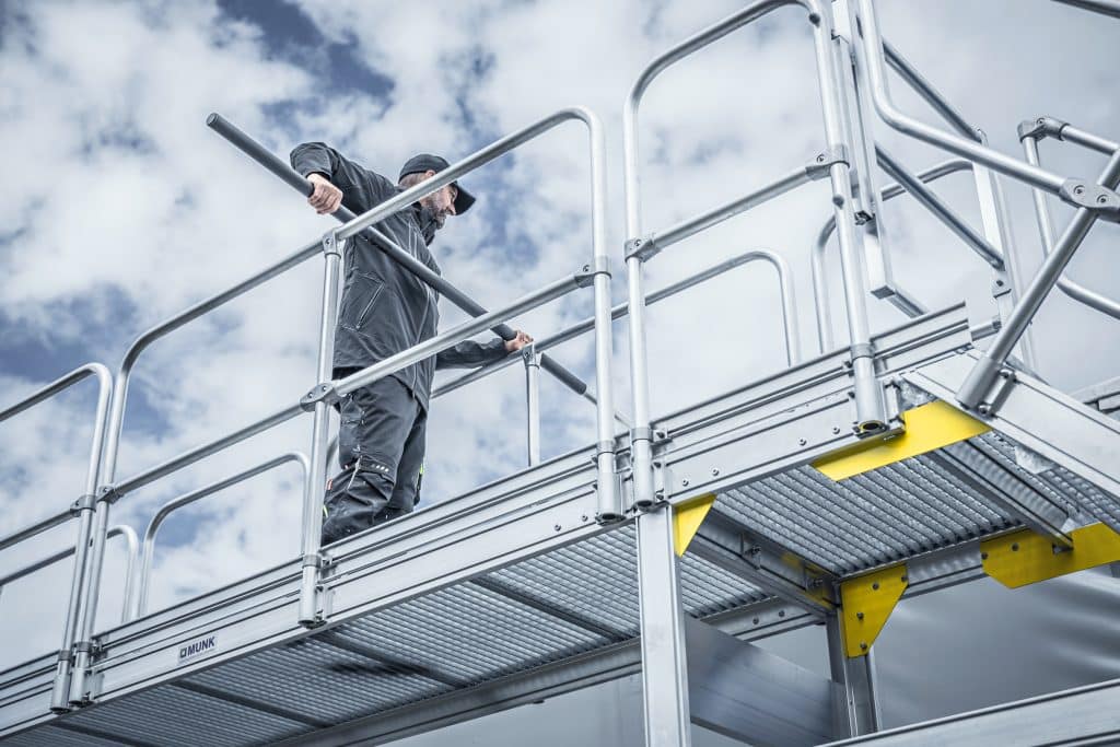 Das umlaufende Geländer schützt die Anwender bei der Enteisung von Fahrzeugdächern und Seitenplanen. Foto: Munk Günzburger Steigtechnik