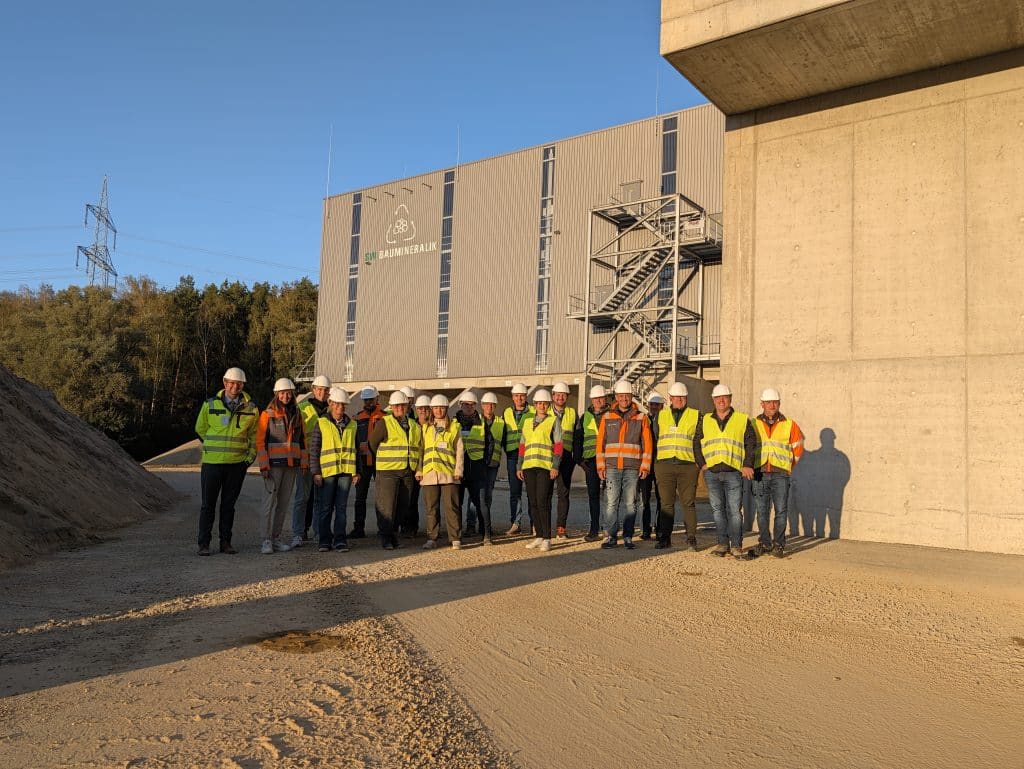 Leonie Bertz (Projektleiterin) und Dr. Gregor Silvers (Strategieprojekte Umwelt) führten die Gemeinderäte Achstetten und Hüttisheim sowie die Bürgermeister Dominik Scholz und Daniel Roth durch die neue nassmechanische Aufbereitungsanlage der SW BAUMINERALIK. Foto: SW BAUMINERALIK