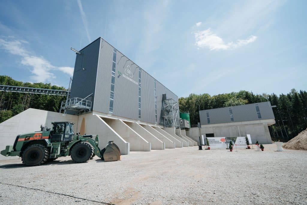 Die nassmechanische Aufbereitungsanlage in Achstetten arbeitet im Schichtbetrieb und bereitet jährlich bis zu 250.000 Tonnen mineralischer Bauabfälle zu hochwertigen Recyclingstoffen auf. Foto: Theo Stumpp/SCHWENK
