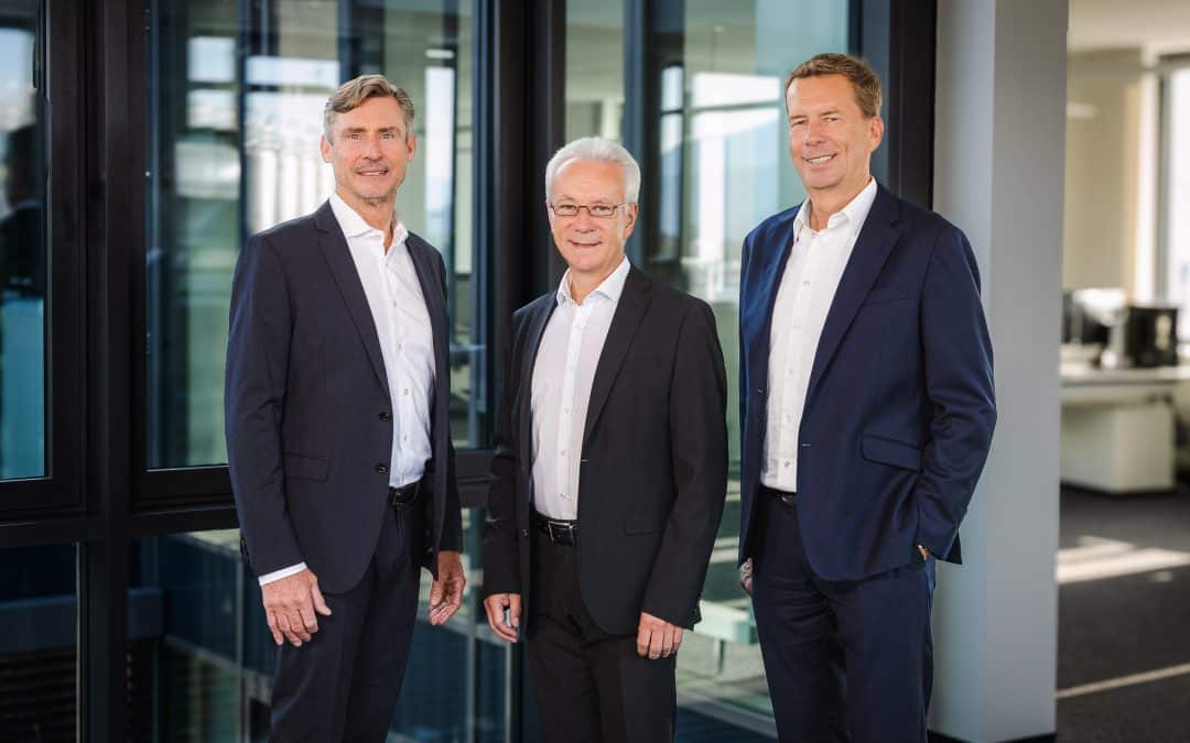 Gemeinsam mit Dr. Andreas S. Gasse (Mitte) bildet Thomas Piwowarsky (rechts) von nun an die Geschäftsführung der allfogroup. Hans Bresele bleibt der allfogroup als Beiratsvorsitzender und Gesellschafter eng verbunden. Foto: Bernd Martin/allfogroup