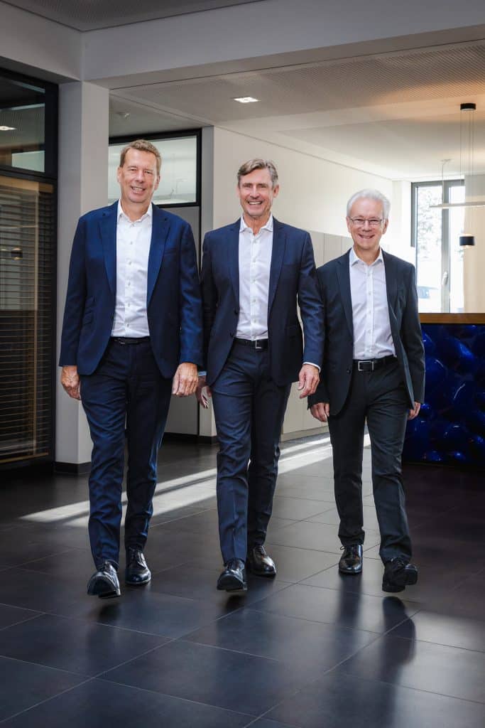 Gemeinsam werden sie die allfogroup weiterentwickeln und die Geschäftsfelder strategisch ausbauen – von links nach rechts: Thomas Piwowarsky, Hans Bresele und Dr. Andreas S. Gasse. Foto: Bernd Martin/allfogroup