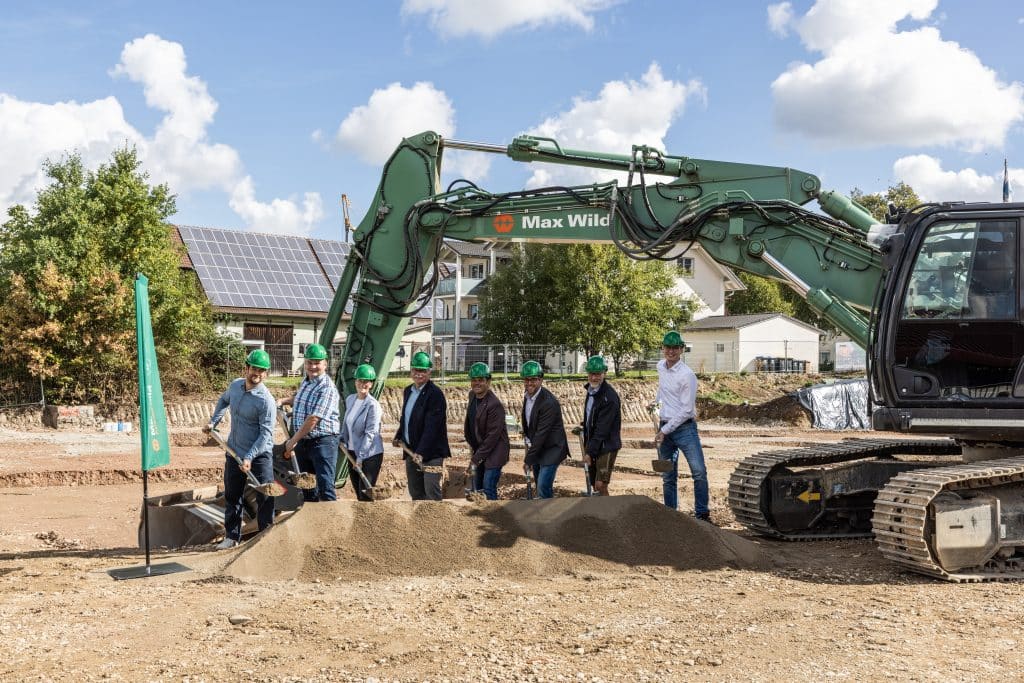 Beim offiziellen Spatenstich gaben Bürgermeister, Bauleiter, Vertriebsleiter und Mitglieder des Gemeinderats den Startschuss für das Bauprojekt „Im Liliengarten“ in Boos. Foto: Wild Projektentwicklung