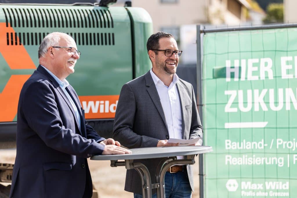 Bürgermeister Helmut Erben und Josef Staller, Vertriebsleiter der Wild Projektentwicklung, bei ihren Ansprachen zum Spatenstich. Foto: Wild Projektentwicklung