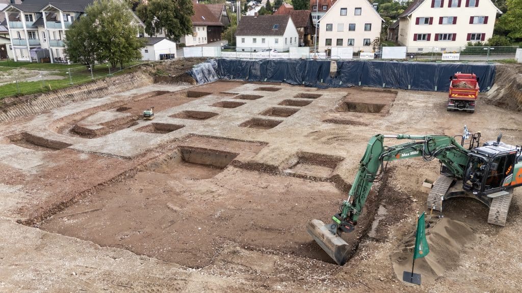 Der Blick über das Baufeld in Boos mit den ersten Aushubarbeiten. Foto: Wild Projektentwicklung